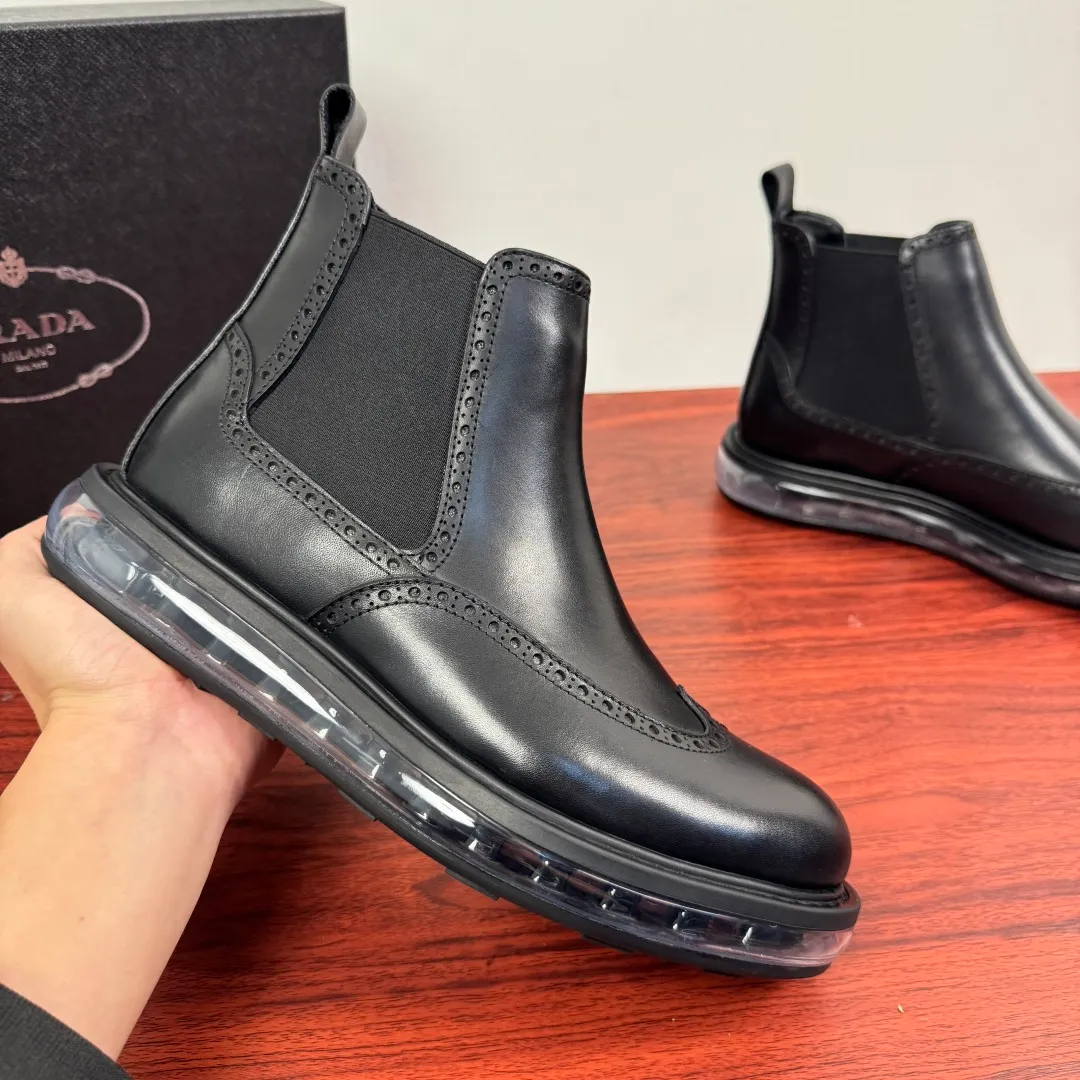 Batch 1020 Prada/Prada classic men's high-top air-cushion casual leather shoes, business formal leather shoes! Exclusive new air-cushion short boots for autumn and winter. Made in Guangdong, please pay attention to the details and pursue high quality. Italian original open-edge bead/matte calfskin styles are available. Low-key luxury, geometric tailoring, motorcycle imported from Germany, precision stitching, simple glossy classic European and American style, clear water chestnuts, brogue carving process, elastic band at the shoe opening, easy to put on and take off, standard formal wear, full calfskin lining, unique gold label foot pad from P family, heel webbing lift, stable and comfortable upper foot, original ultra-soft air cushion outsole, silver label PRADA letter logo decoration on the heel, rubber bottom wrapping, high comfort, excellent anti-slip performance, stitching technology Does not take off the sole, more durable, 3.5CM thick sole, more adaptable, can enter and exit various occasions, fine workmanship, clear edges and corners of the shoe shape, perfect as a work of art, quality assurance, complete package! Size: 38-39-40-41-42-43-44 Leather shoe size Item number: 2TG245 cowhide
